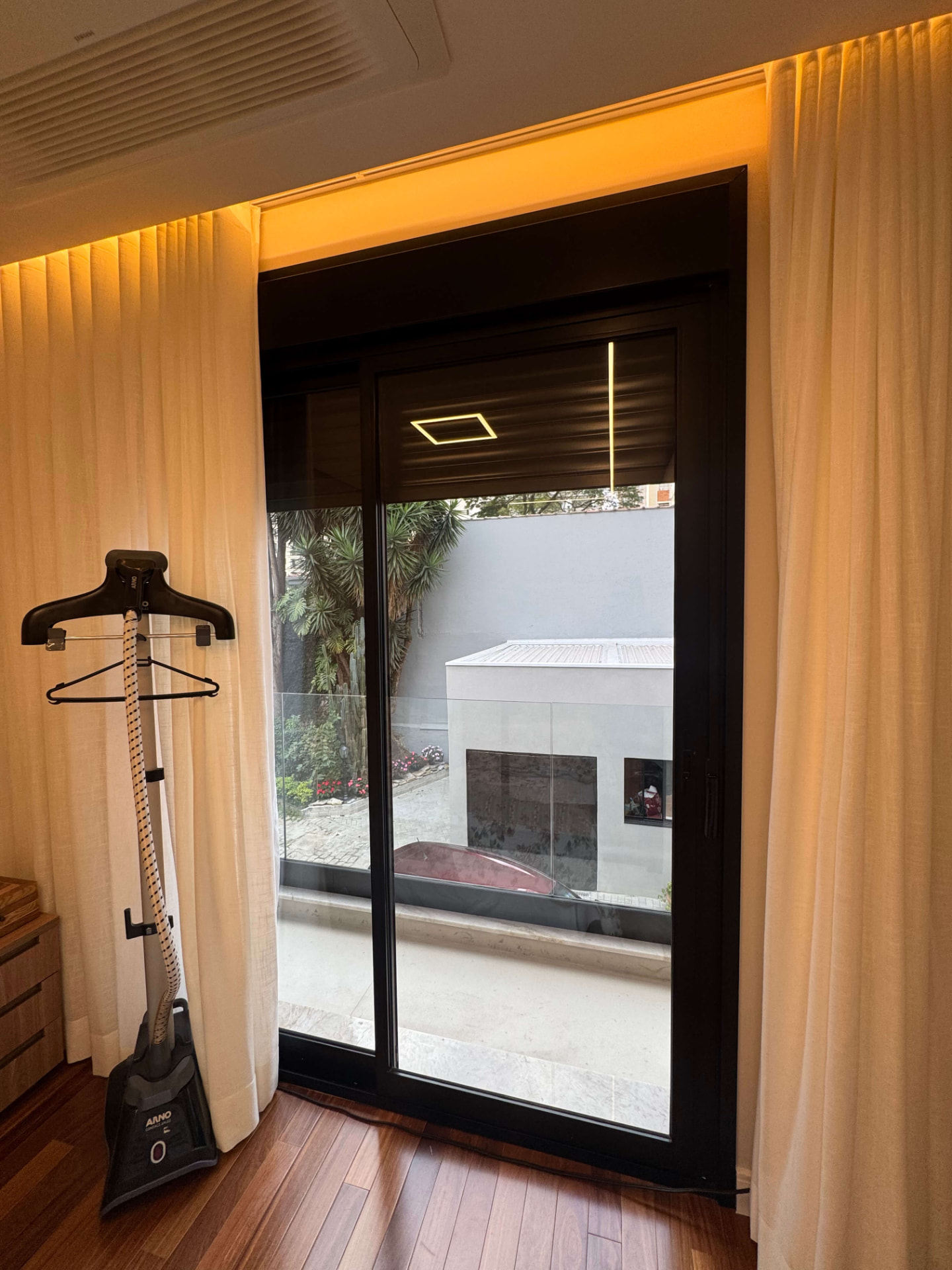 Porta de correr em alumínio instalada em residência