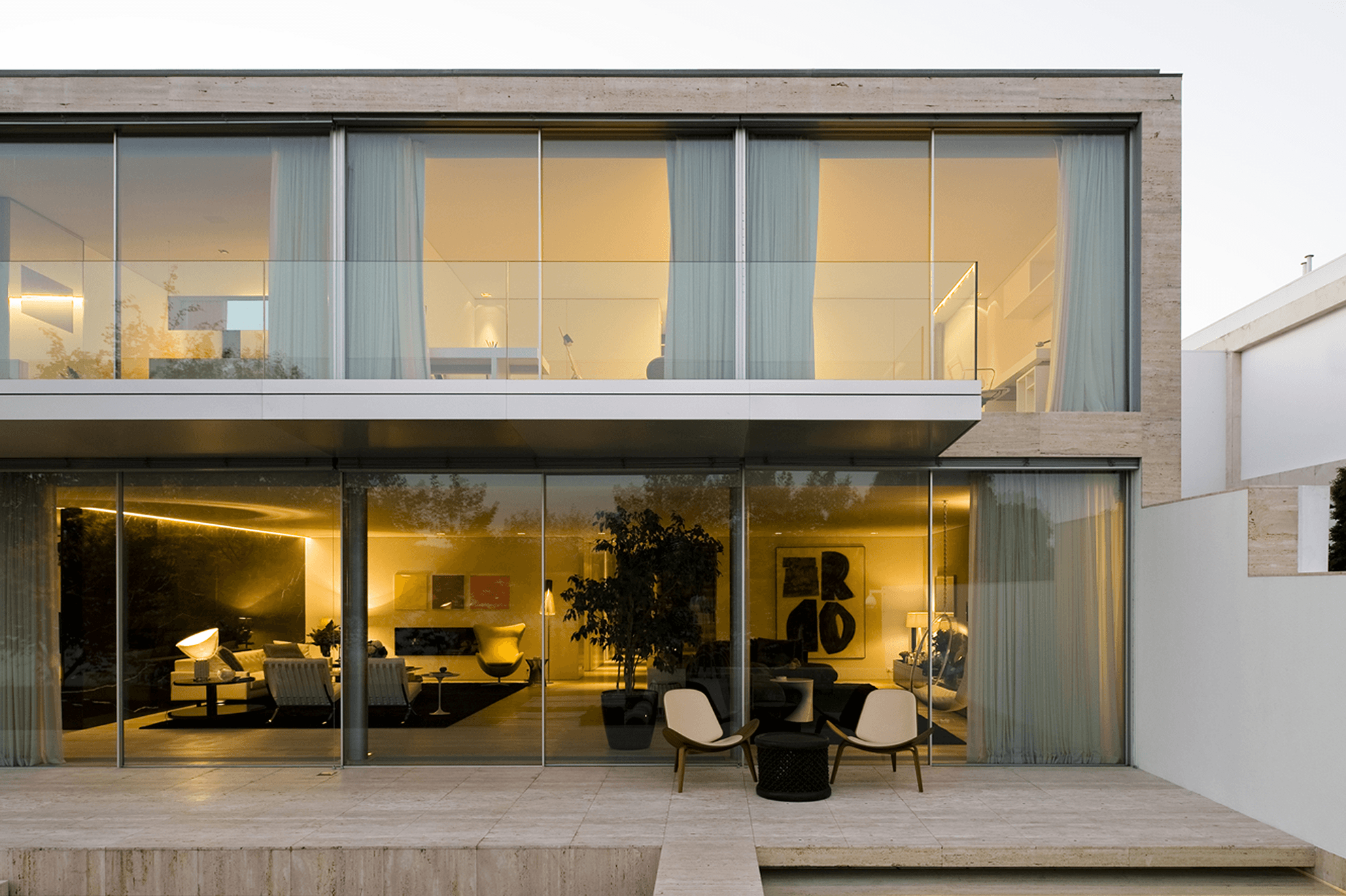 Fachada residencial de alto padrão com esquadrias de alumínio de grande vão